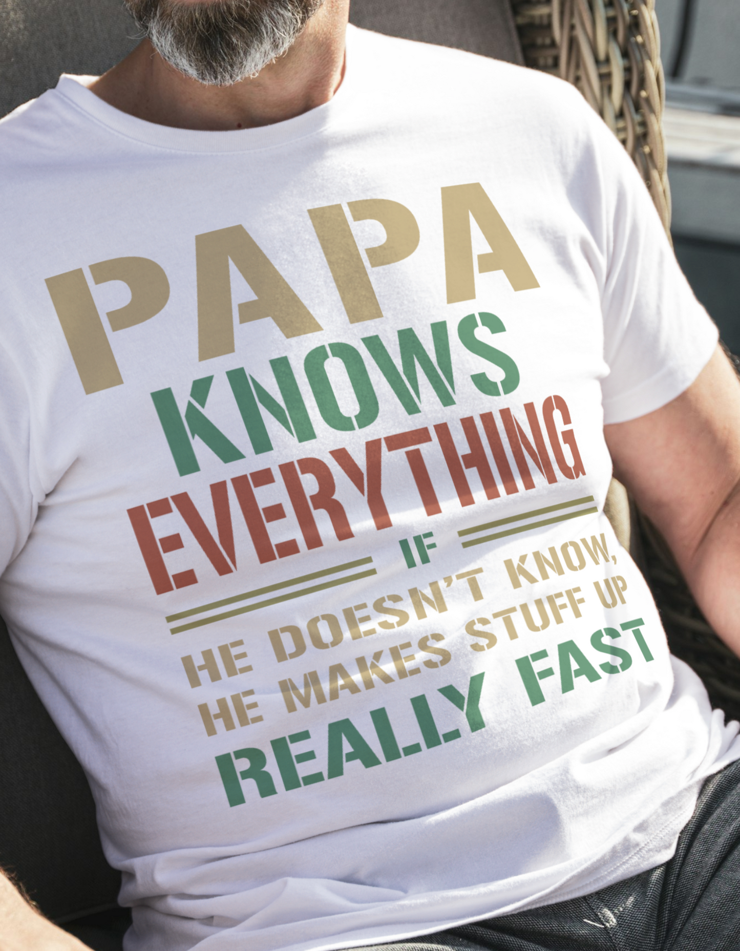 PAPA Knows Everything -Tshirt